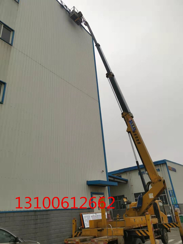 24米直臂式升降车高空安装厂房标识牌