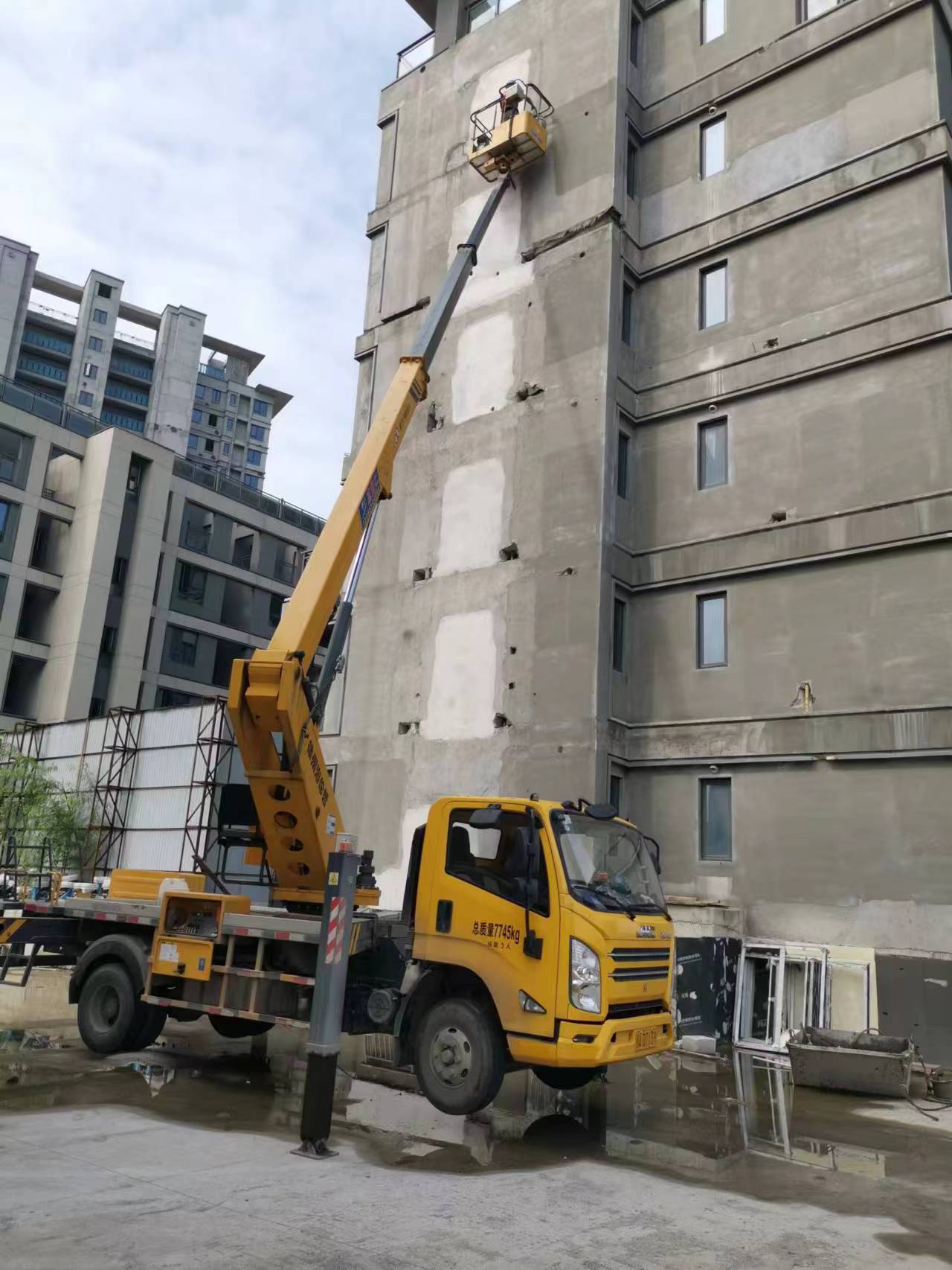 高空作业车粉刷外墙施工现场